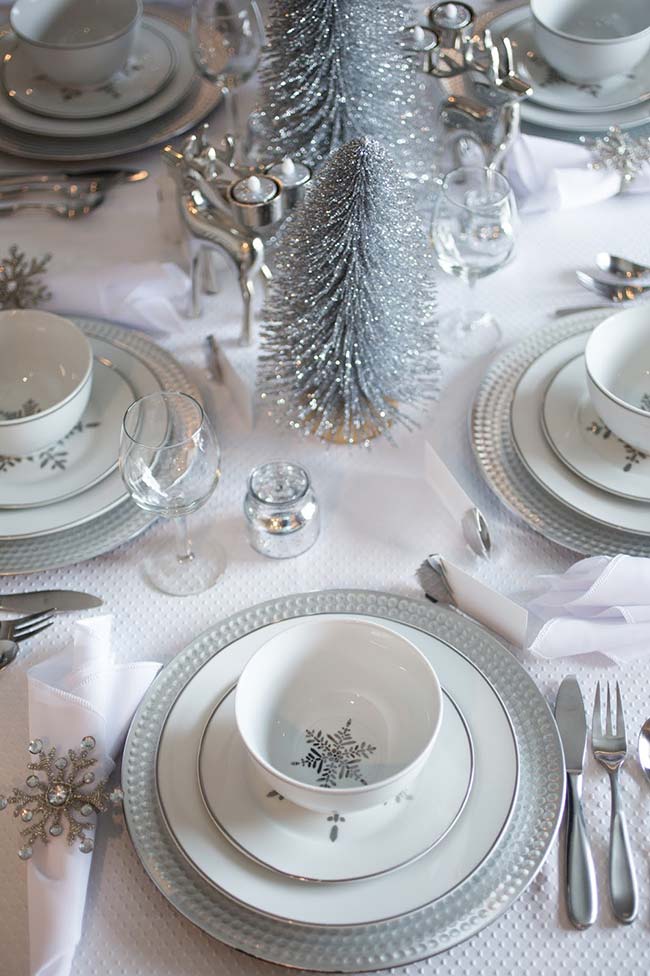 Christmas table in white and silver