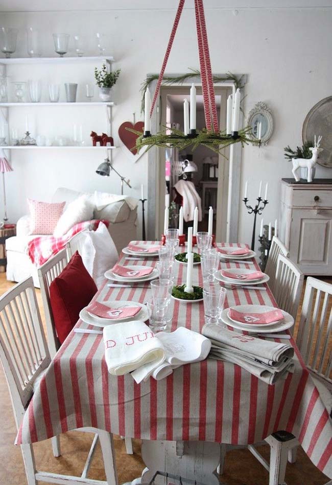 Simple Christmas table decoration