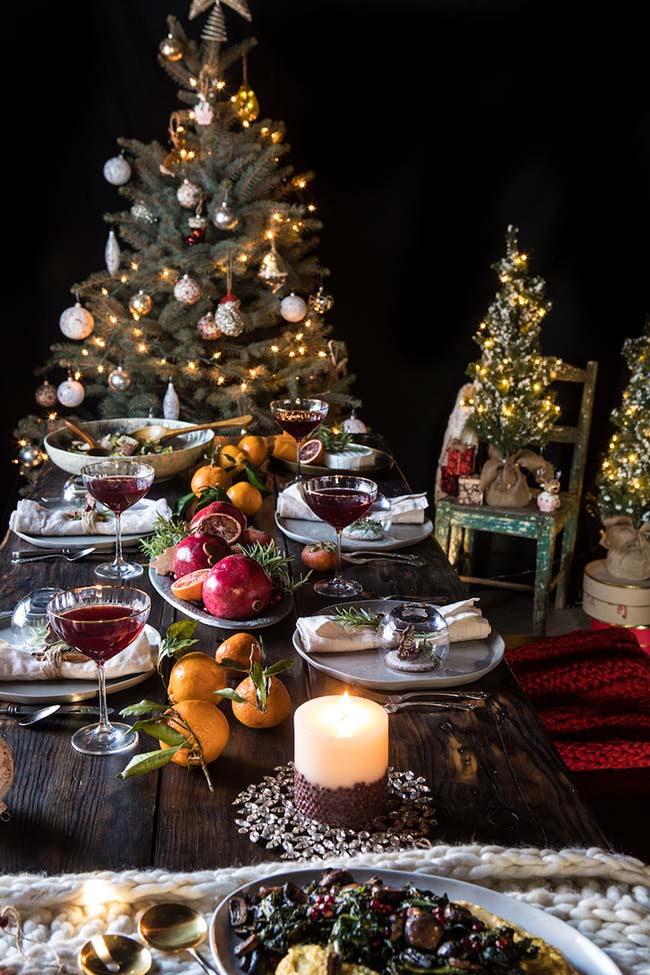 Another Christmas table idea with lots of colorful fruits to decorate and delight