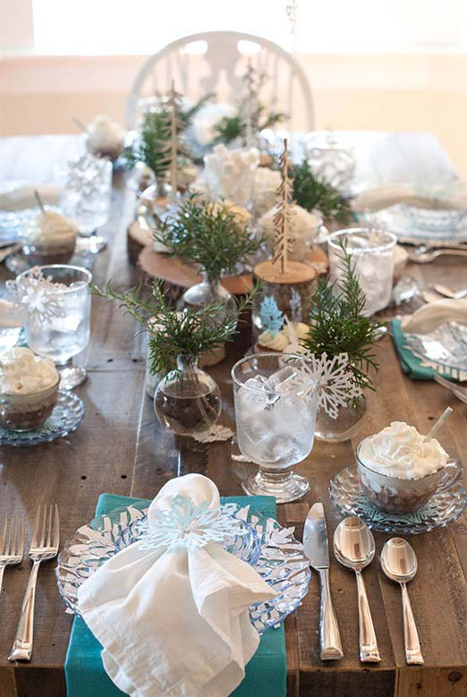 Another decorating idea for a Christmas table in a rustic atmosphere