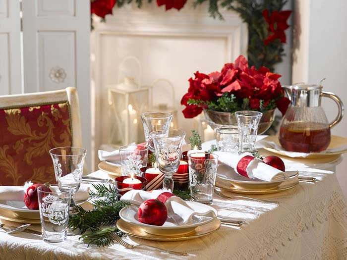 Red Christmas balls as a decoration even on guests' plates