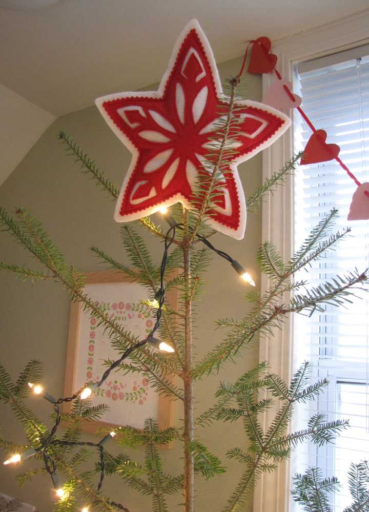 Do you like felt crafts? How about making a Christmas star with it?