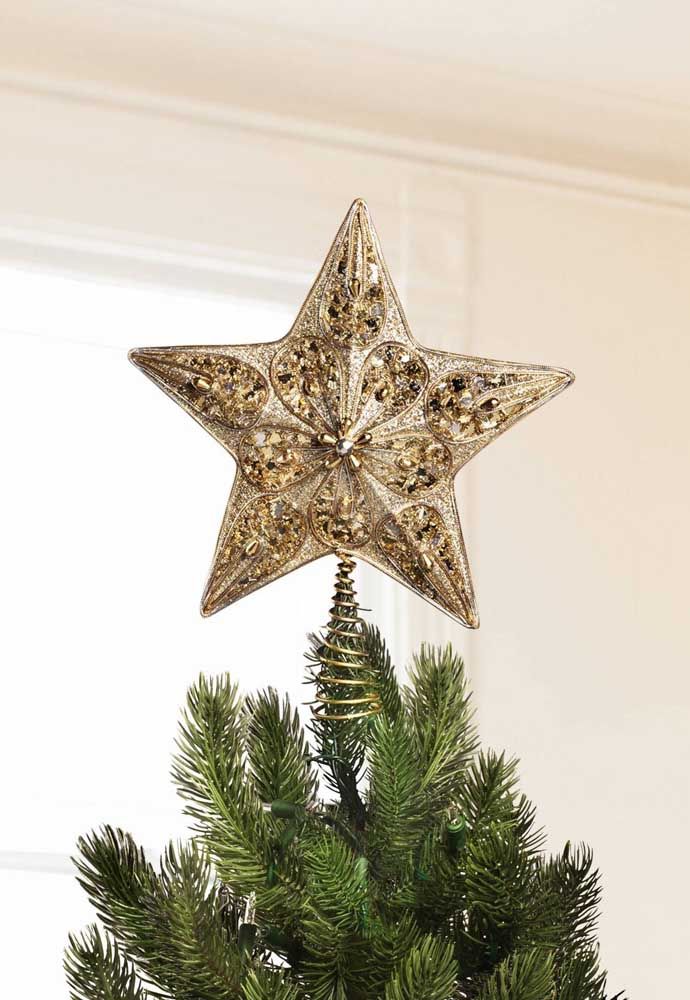 In order to keep the Christmas star firmly on the tree, a spiral support was used