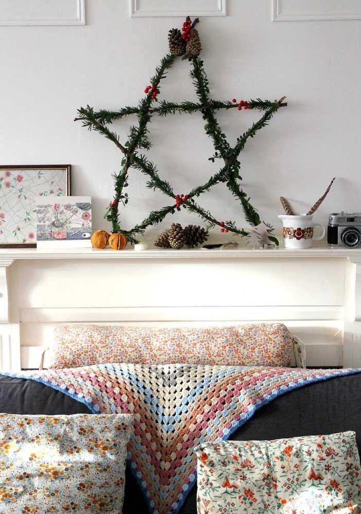 Wire and pine branches to form this Christmas-like star