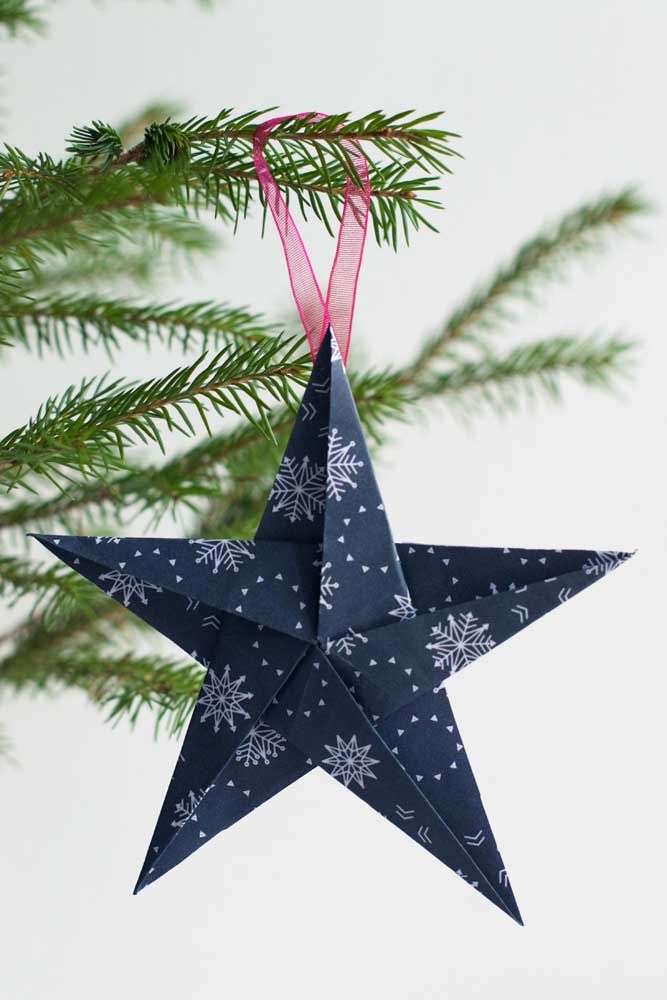 An elegant and charming teal as the main color of the Christmas star