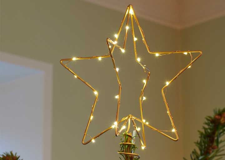 3D star made with wire flashes flashes