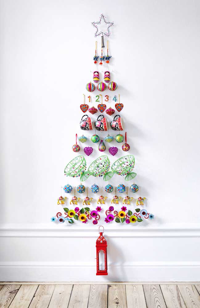 Kitchen utensils and other decorative objects can also enter the wall Christmas tree