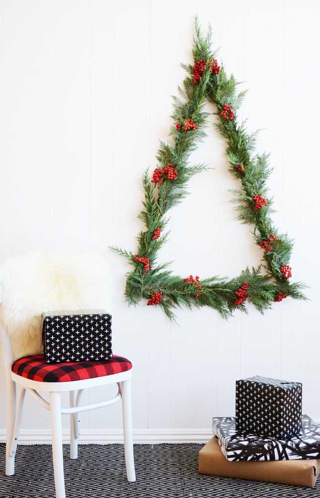 Green branches and red berries: the color of Christmas present in this wall tree model