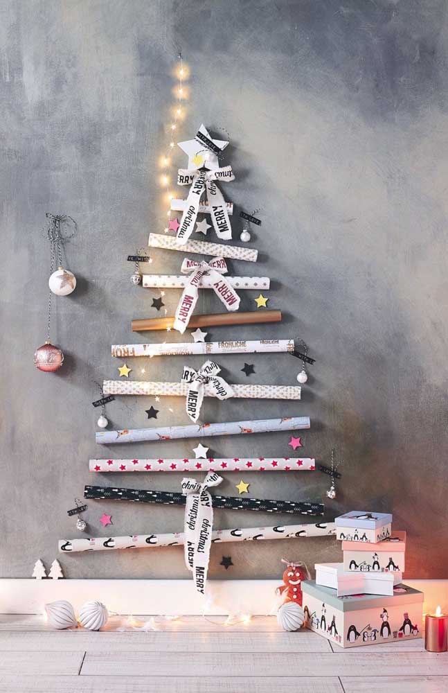 This idea is very creative: Christmas tree wall made with rolls of gift paper