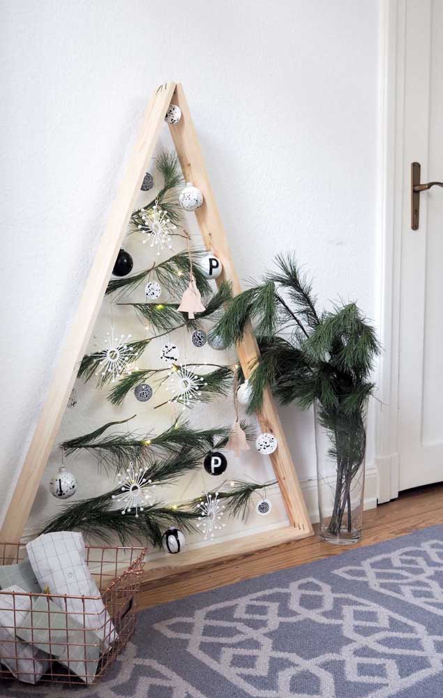 A triangular niche gives life to this Christmas tree. When the party is over, you can still reuse the structure in the decoration