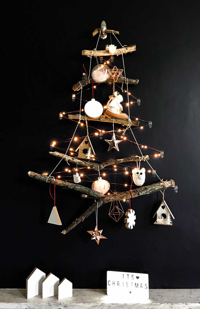 Dry hanging branches are the charm of this wall-mounted Christmas tree model