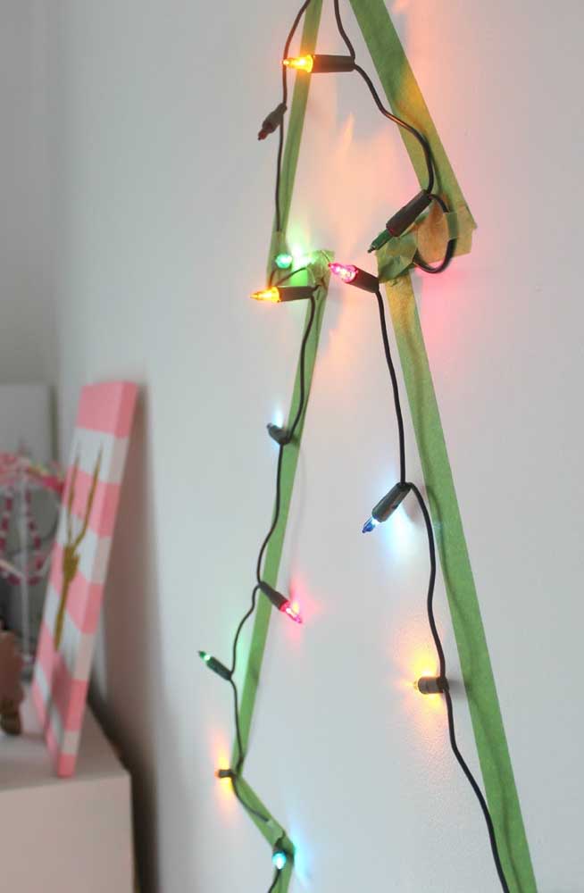 You have no excuse for not making your own wall-mounted Christmas tree. Just be inspired by simple models like this