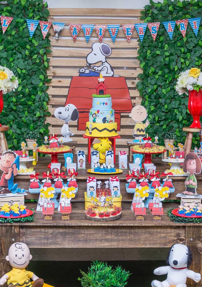 Snoopy Party Cake Table. Highlight for the fake cake with three floors and the totems of the characters that help characterize the party