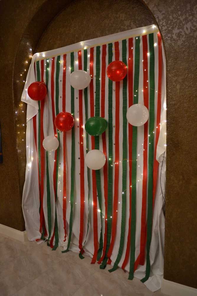 Christmas panel made with crepe paper and balloons; use Christmas colors to make the ornament more themed