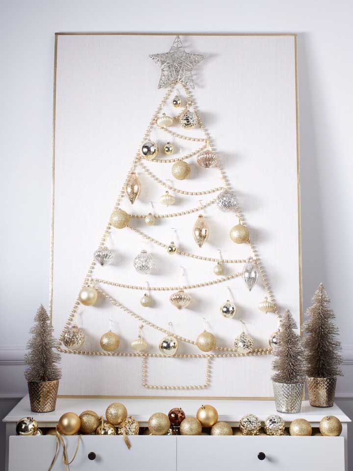 Golden polka dots guarantee the glamor of this wall-mounted Christmas tree