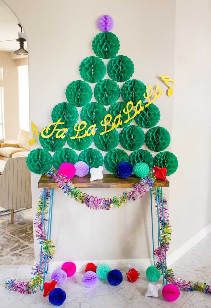 Paper balls bring this Christmas tree to life