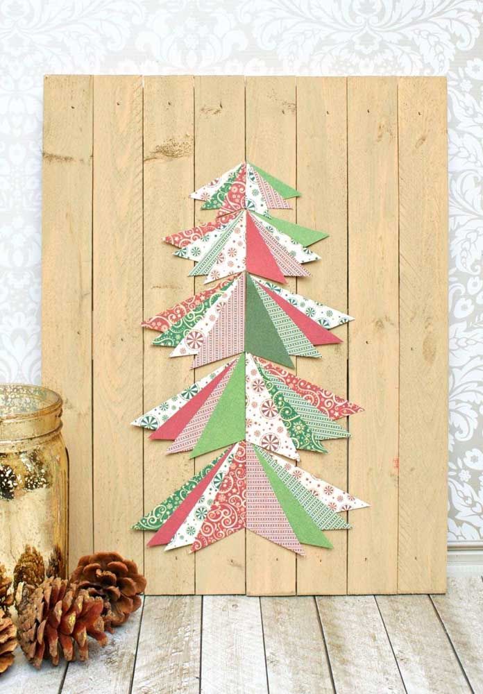 Don't know what to do with the fabric scraps you have at home? A Christmas tree for the panel