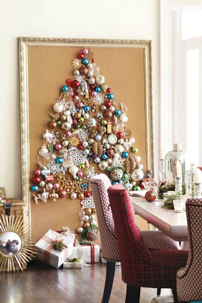 How to reuse an unused frame: paste balls and Christmas ornaments forming the design of a tree 