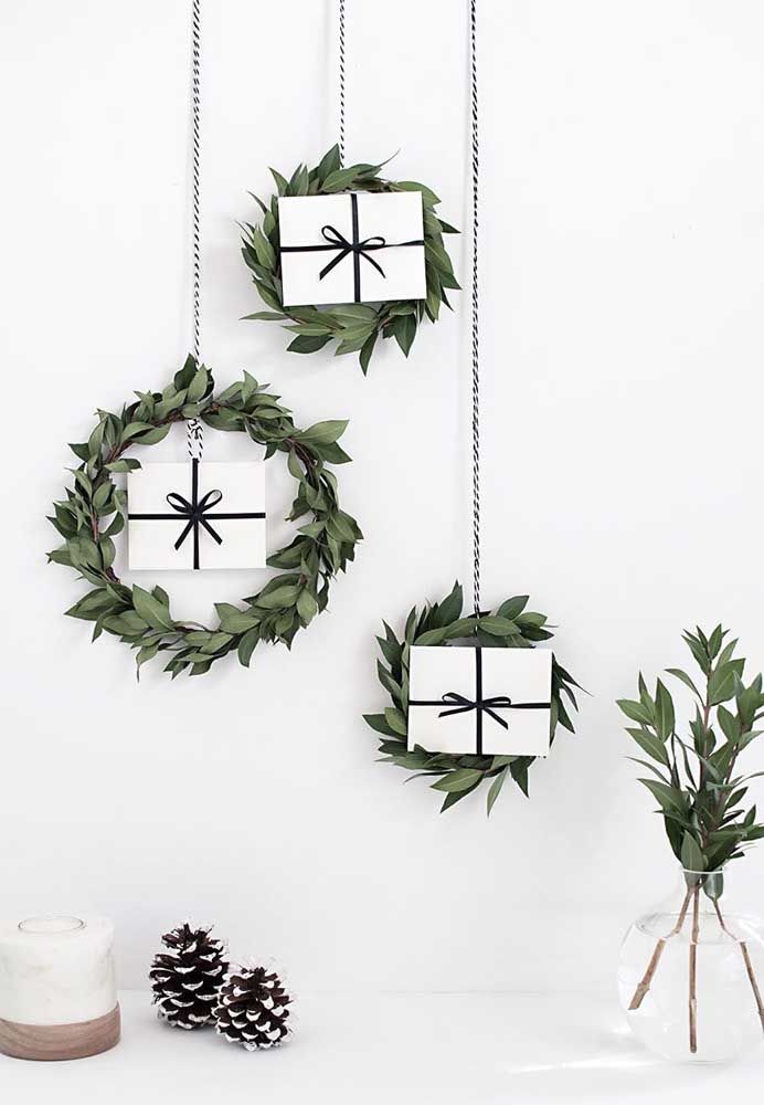 Hanging gifts to decorate the house; the garland of leaves gives that special touch