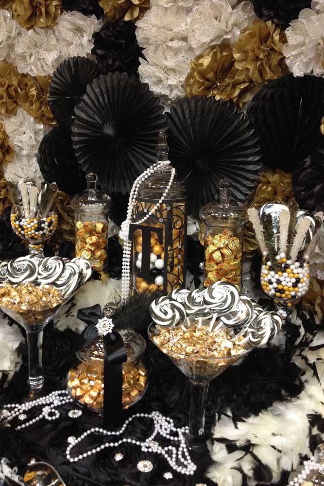 Black, white and gold in the decoration of this other masquerade