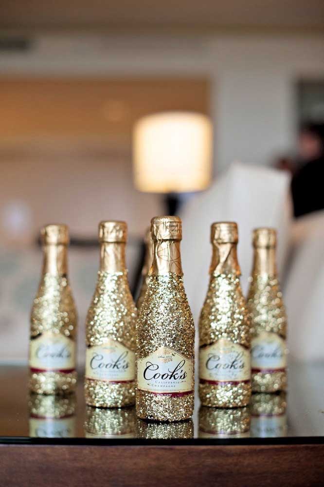 Personalized bottles become a souvenir of the masquerade party