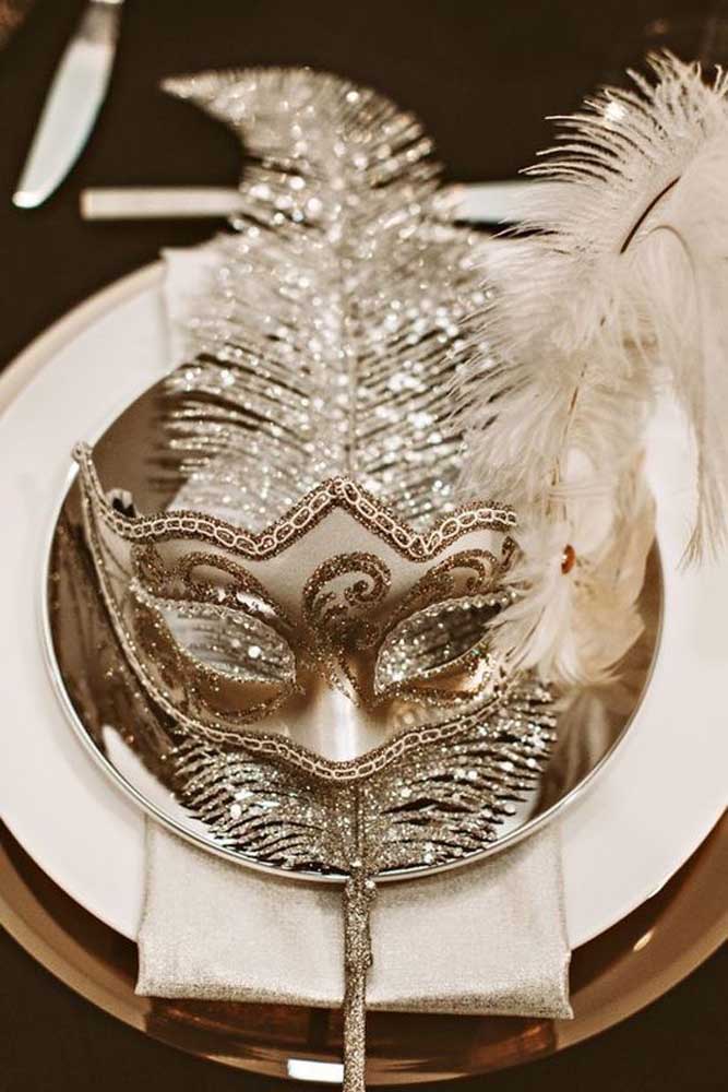 Masquerade kit on the plates of each guest