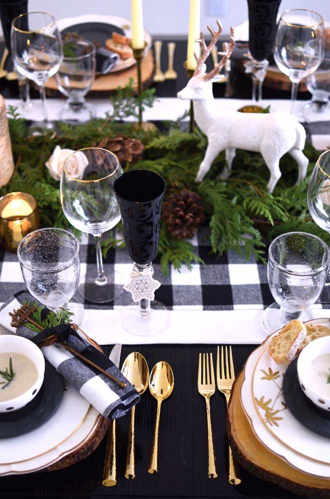 Black and white at Christmas? Here the chromatic duo was used without fear, but it is the table ornament made with pine leaves and pine cones that evokes the Christmas spirit for the table