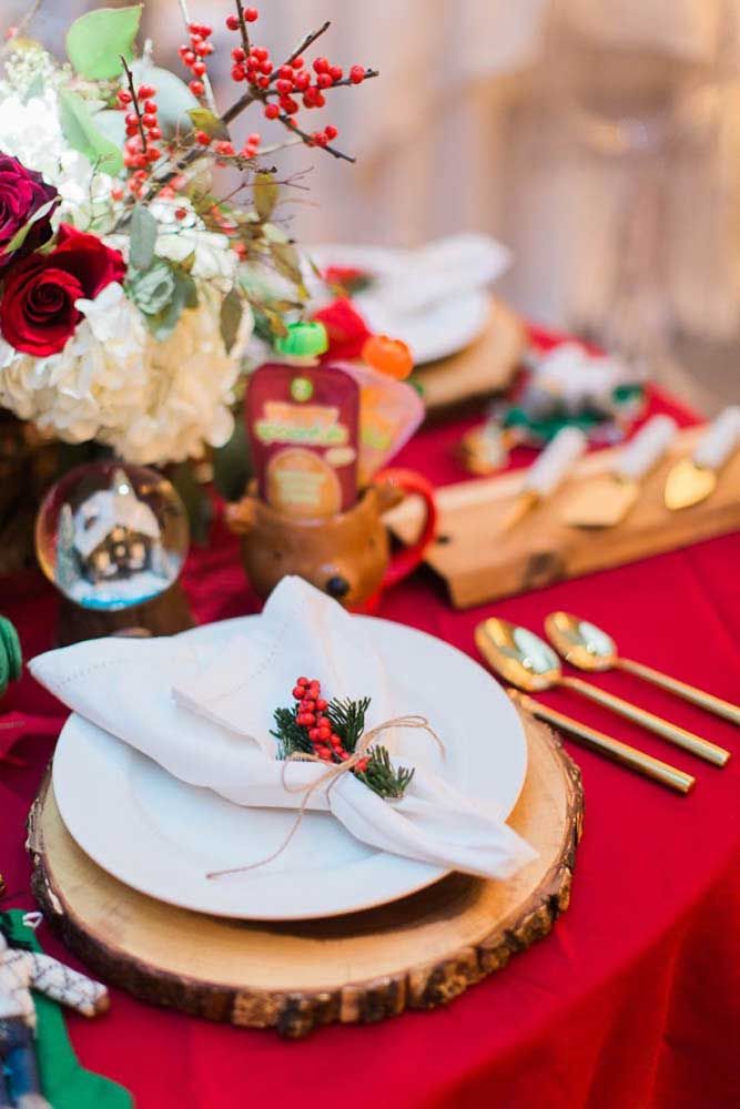 The typical Christmas colors represented in the table arrangement