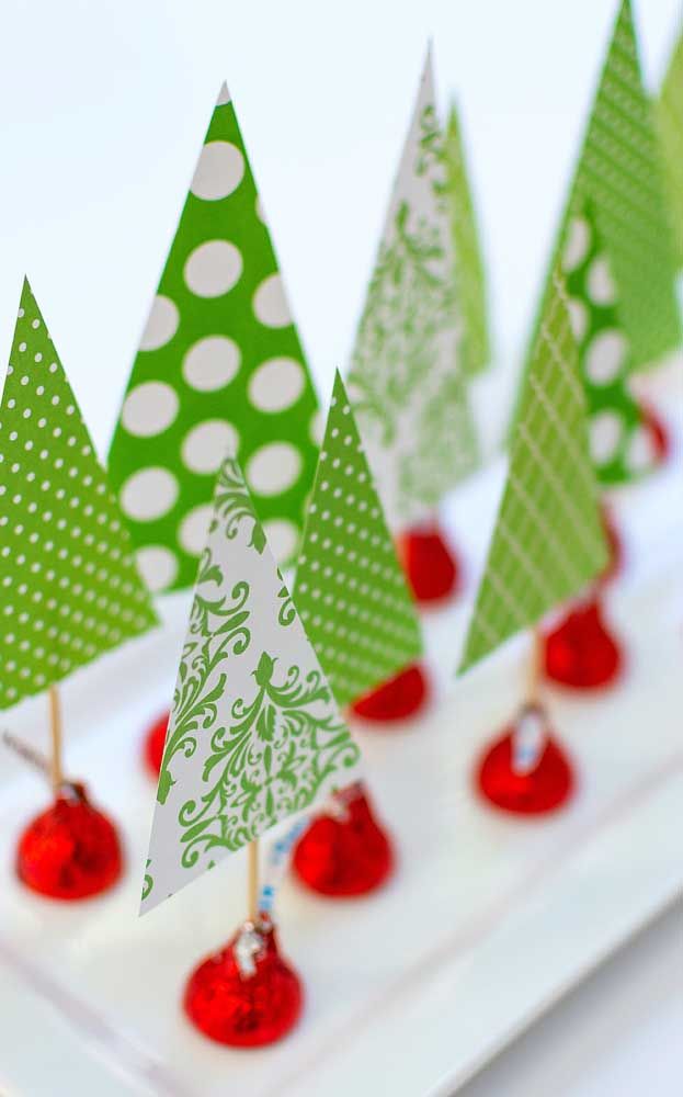 Mini Christmas trees to decorate the table; detail for the tree foot made with bonbon