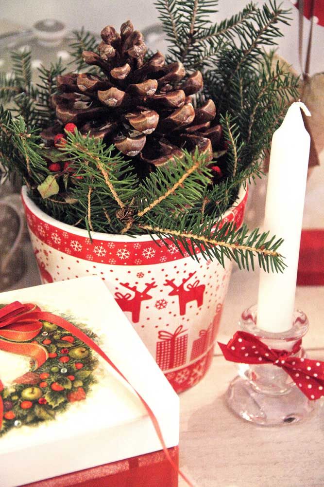 Pine cones and some pine leaves and the Christmas ornament for the table is ready