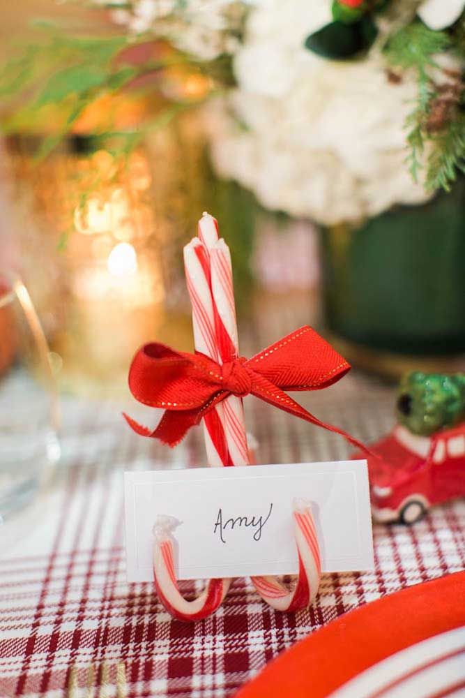 Make a grace for your guests by placing their name on the table with the support of a special ornament