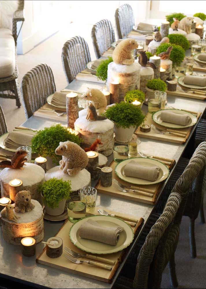 How cute! White bears took over the center of this table