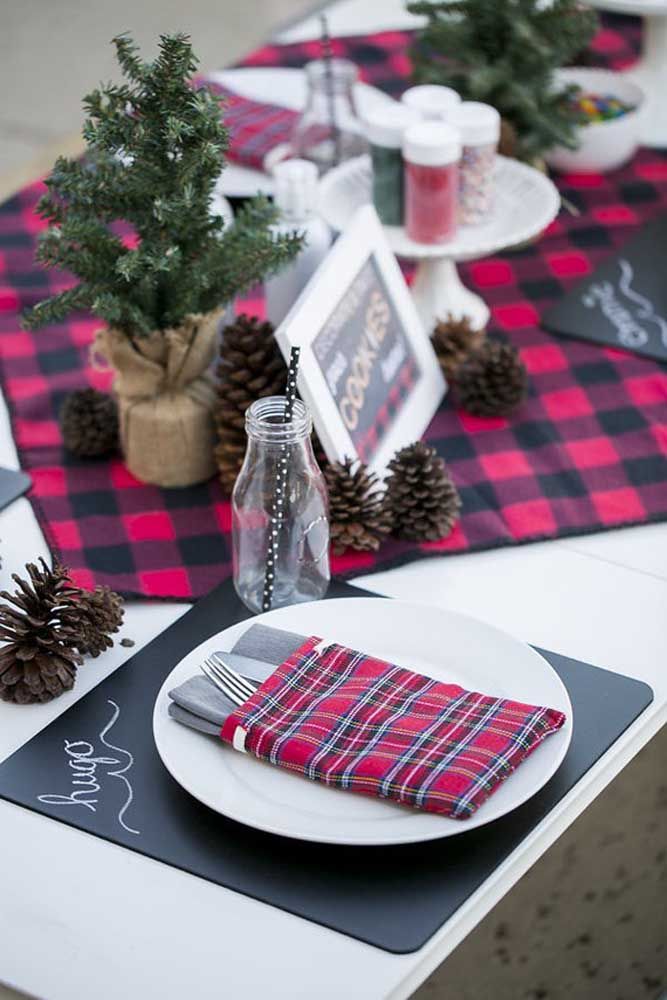 How cute! White bears took over the center of this table