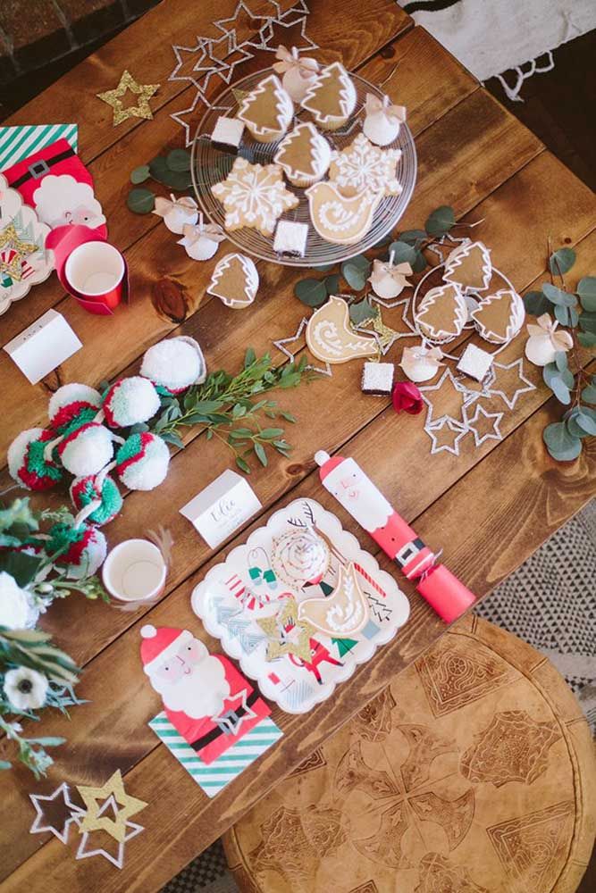 Fun and cheerful Christmas dinner with these table decorations