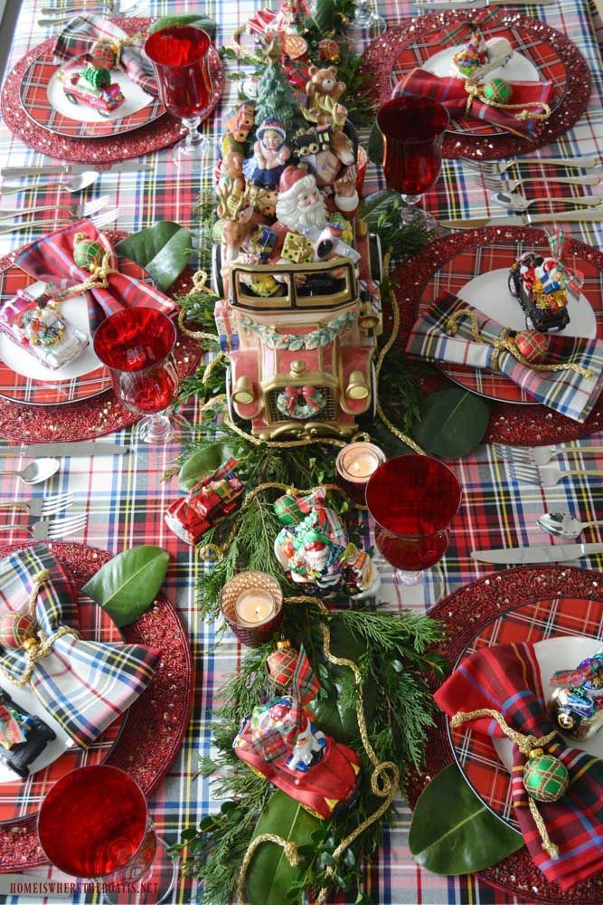 Parade of joy: this table ornament is Santa Claus who pulls the party