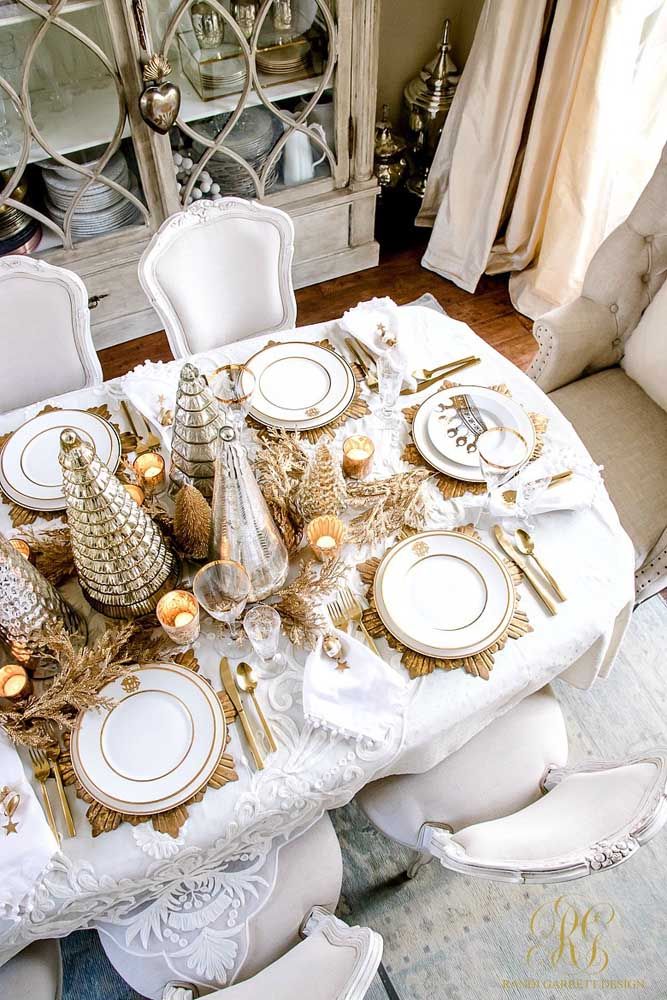 The elegant and well-placed table invested in golden ornaments to make it even more beautiful