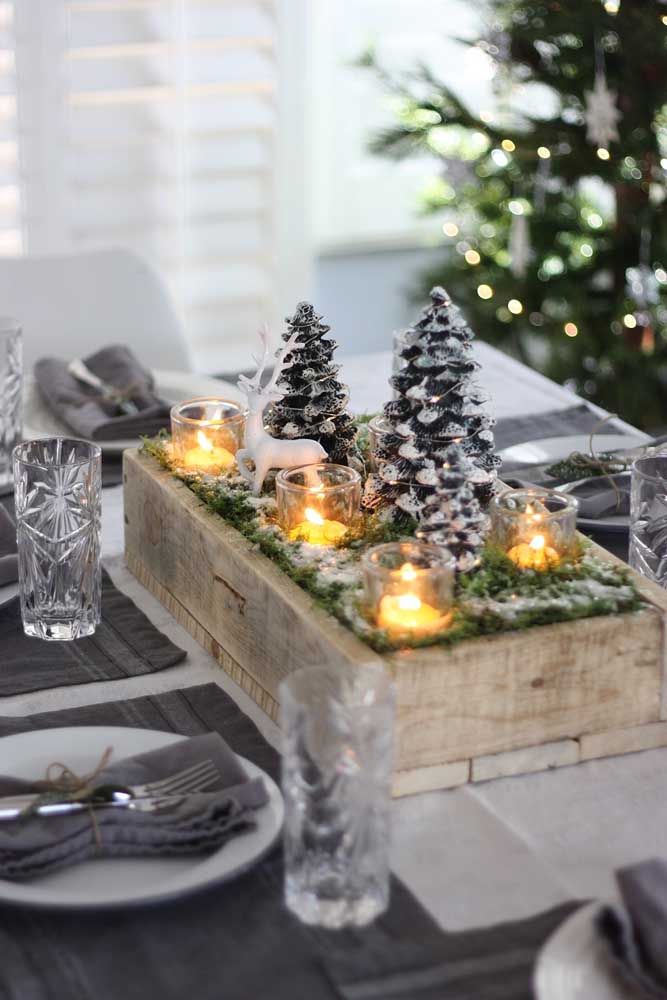 What the magic of Christmas doesn't do, right? Can transform a simple wooden crate into a beautiful ornament for the table 