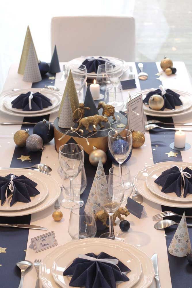 Here at this Christmas table, the metallic duo won the oil blue company 