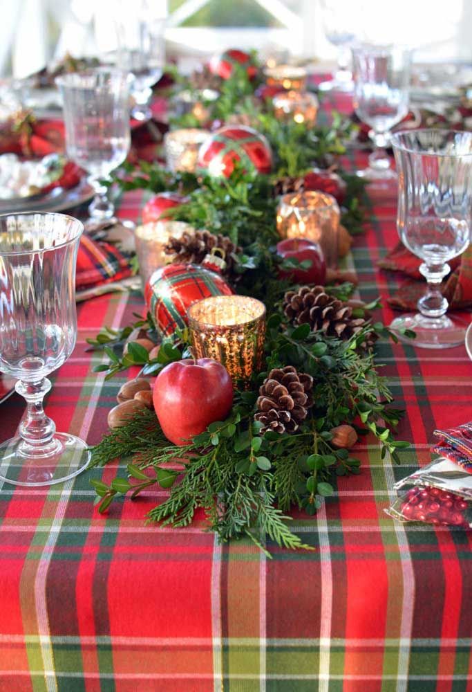 Bring color and life to the Christmas table using fruits and green leafy branches