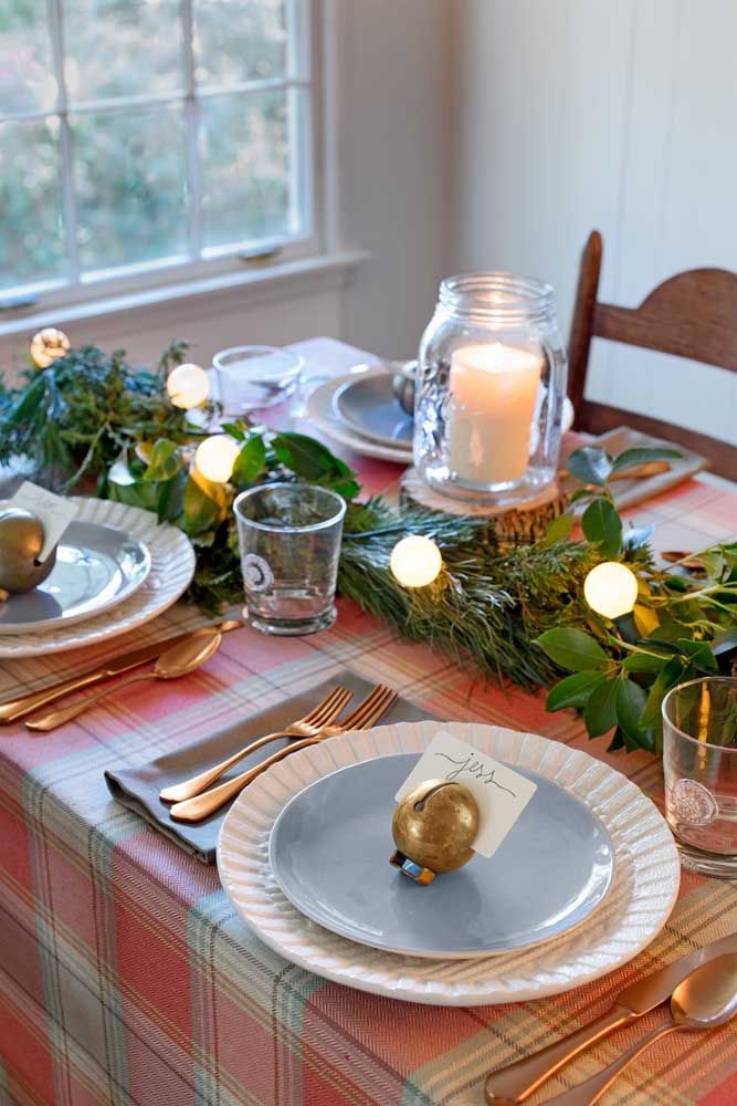 How about placing a clothesline as a Christmas table ornament?