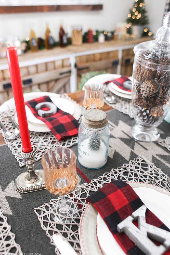 The pine cones inside the glass vase are the highlight of this Christmas table