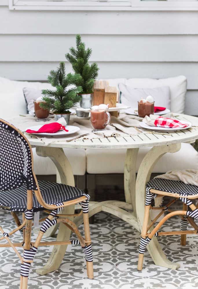 At the table in the outdoor area, the option was to use natural pine trees as ornaments