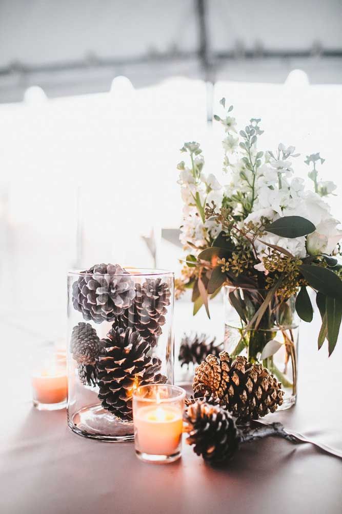 A simple glass jar with pine cones and tcham tcham tcham: you create a Christmas ornament for the table