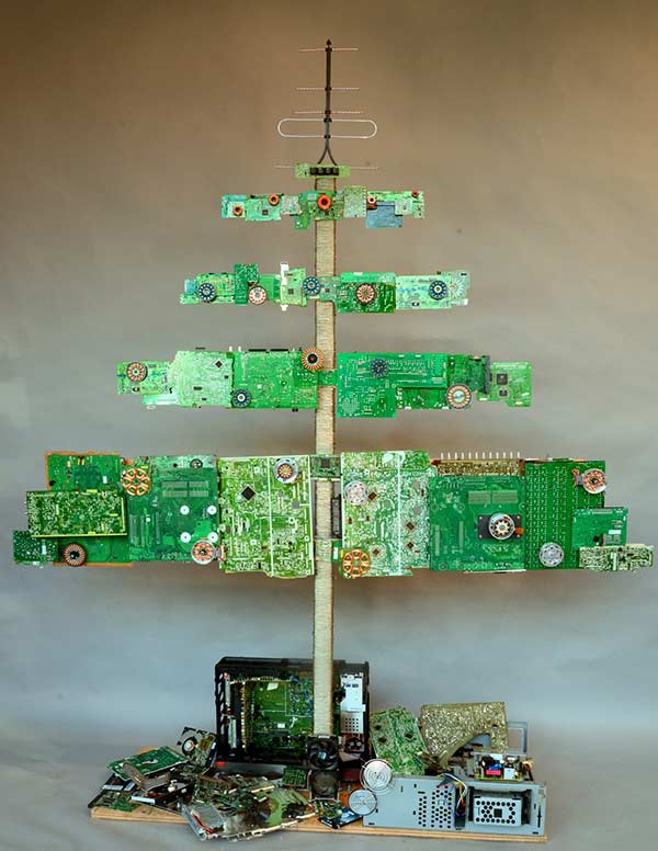 Build a creative and original tree by recycling plates and microchips