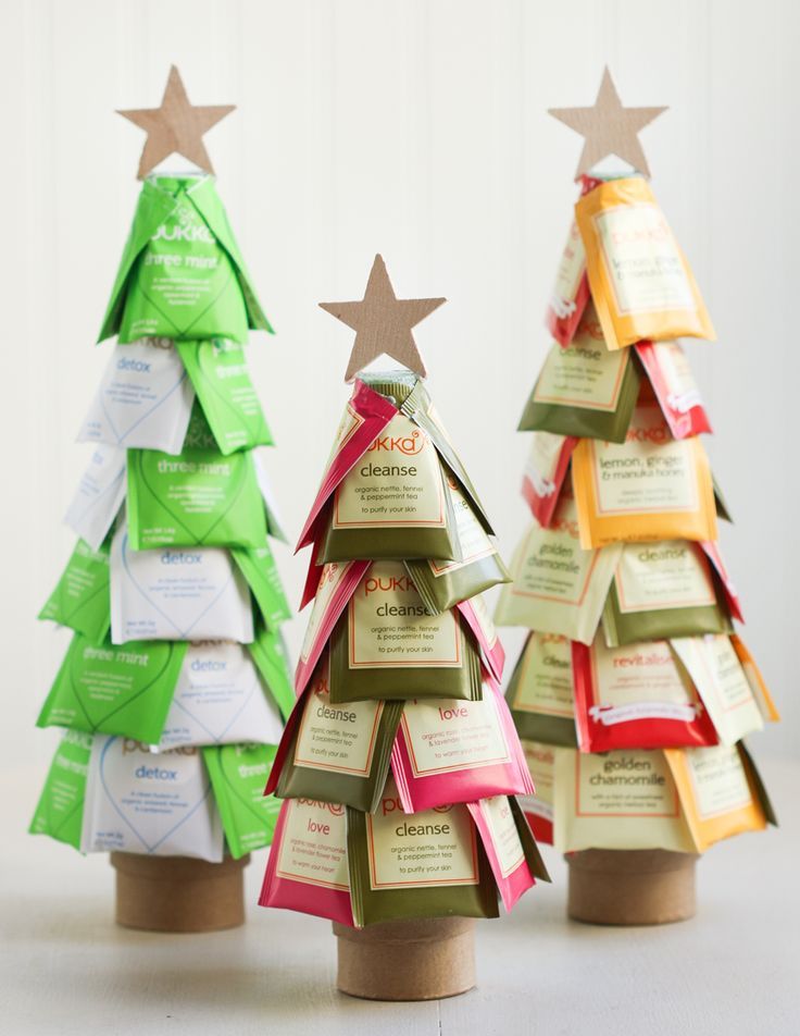 Roll of paper towels and tea packaging to make the Christmas tree