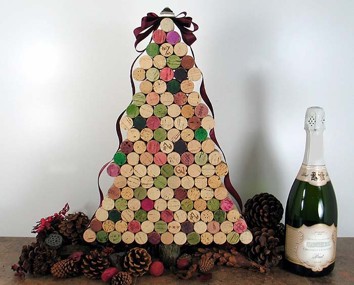 Wine corks to assemble a recycled Christmas tree