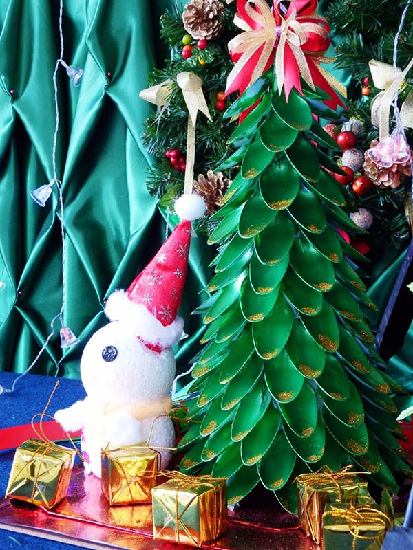 Disposable spoons as a base for the decorative tree