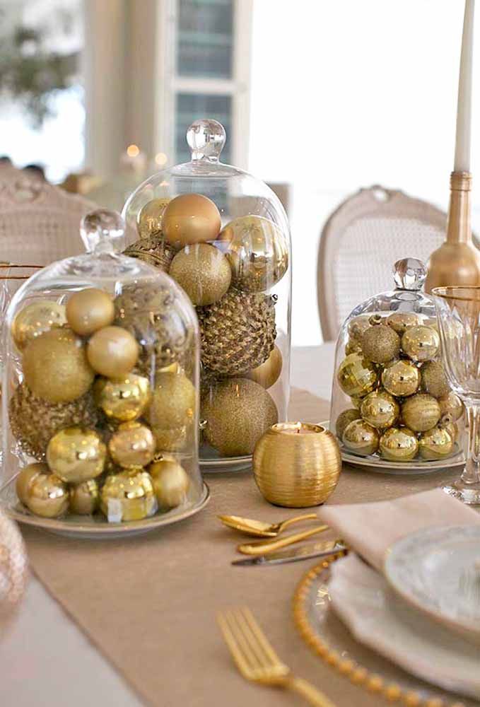 Look how awesome an arrangement made of golden balls inside a transparent bowl. The result is a luxury only