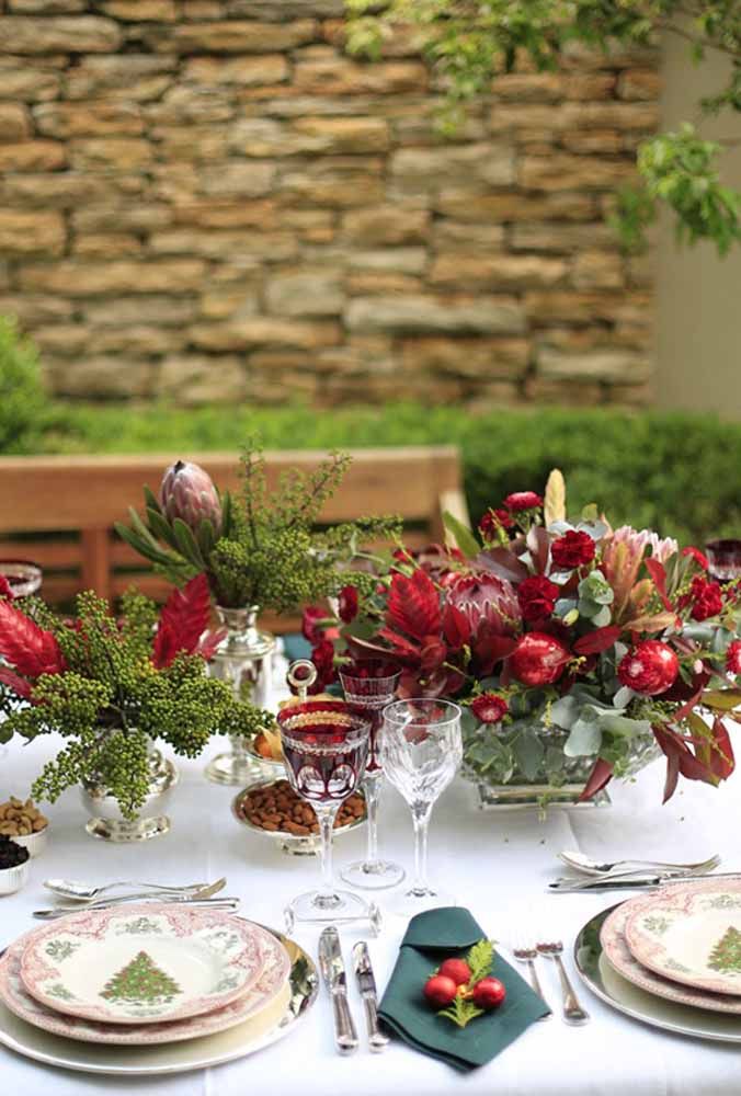 Mixing flowers, leaves, fruits and Christmas balls forms an incredible arrangement