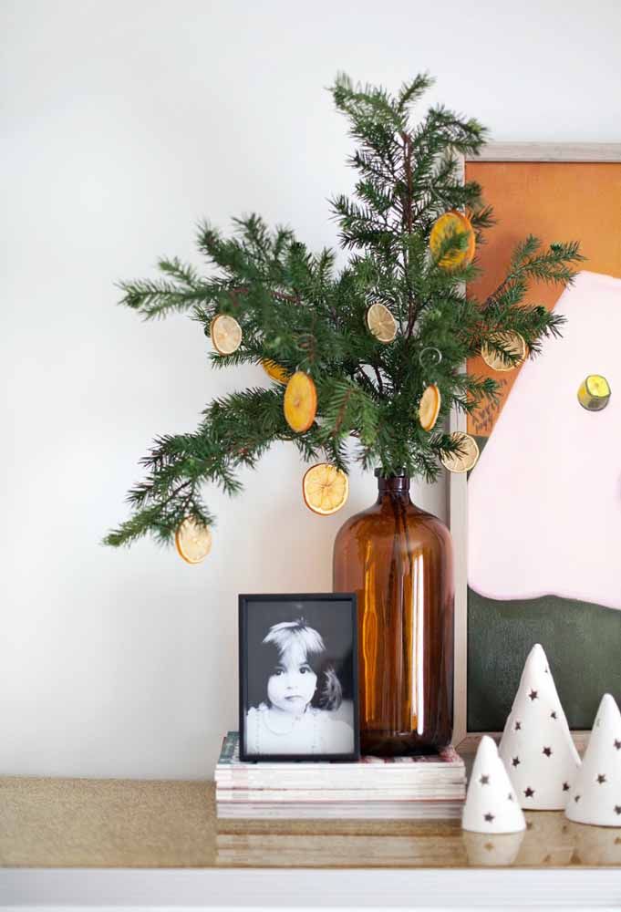 Turn the Christmas tree into an orange tree 